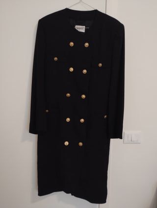 Elegante cappotto vintage nero con bottoni oro