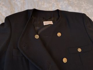 Elegante cappotto vintage nero con bottoni oro