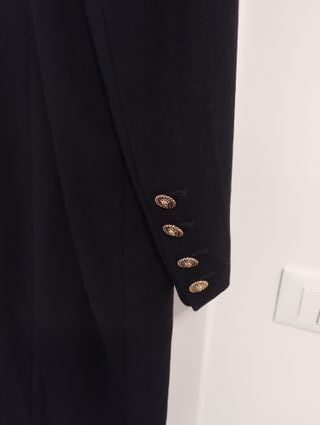 Elegante cappotto vintage nero con bottoni oro