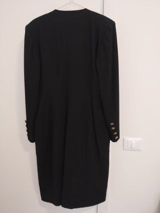 Elegante cappotto vintage nero con bottoni oro