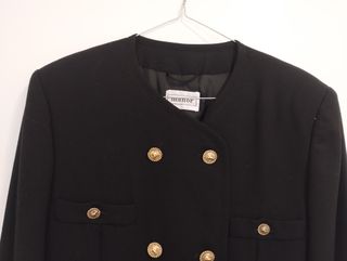 Elegante cappotto vintage nero con bottoni oro