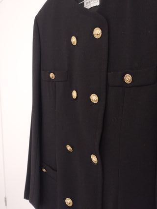 Elegante cappotto vintage nero con bottoni oro