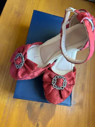Zapatos de fallera rojos con hebilla