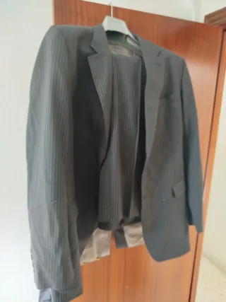 Traje de rayas gris ejecutivo