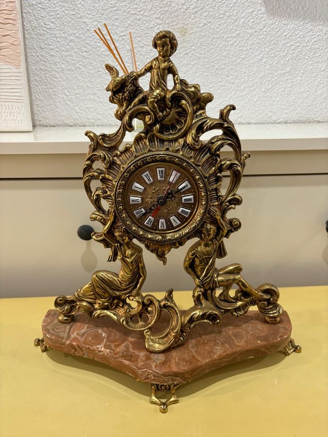 Reloj de bronce con base de mármol