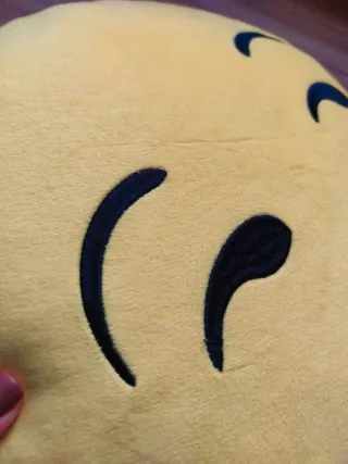 Cojín emoji emoticono WhatsApp redondo cara guiño