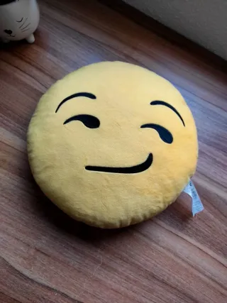 Cojín emoji emoticono WhatsApp redondo cara guiño