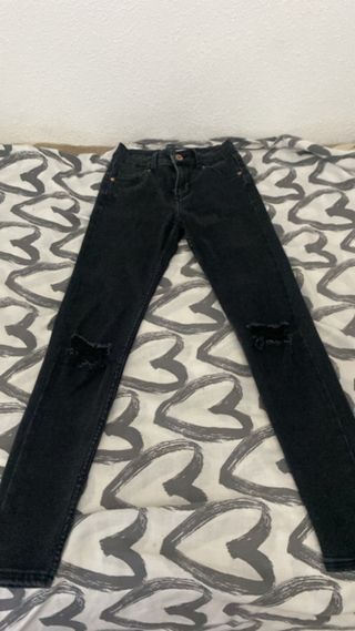 Pantalones vaqueros negros rasgados