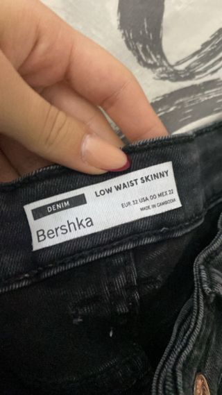 Pantalones vaqueros negros rasgados