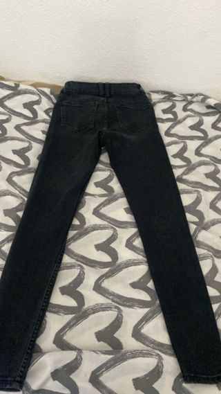 Pantalones vaqueros negros rasgados