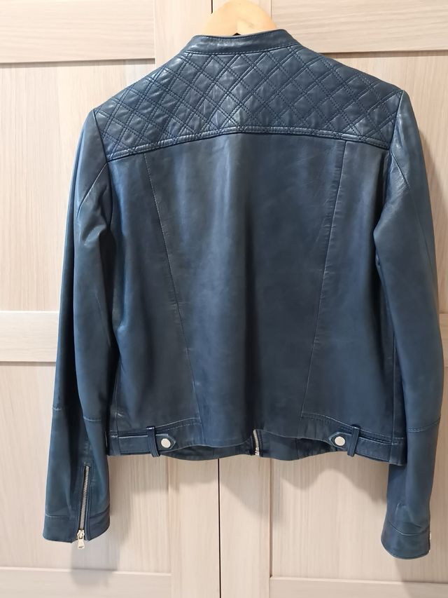 Chaqueta piel azul marino par mujer. Massimo Dutti
