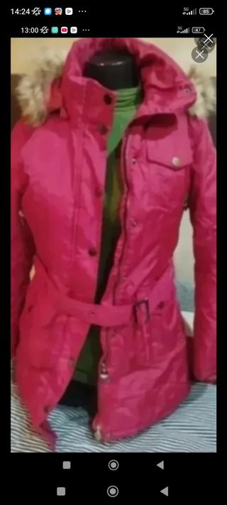 Chaqueta rosa con cinturón y capucha