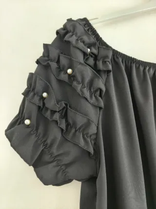 Camisa negra volantes y perlas