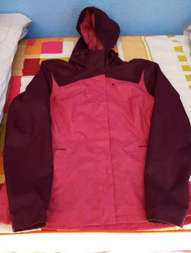 Chaqueta cortavientos morada y rosa