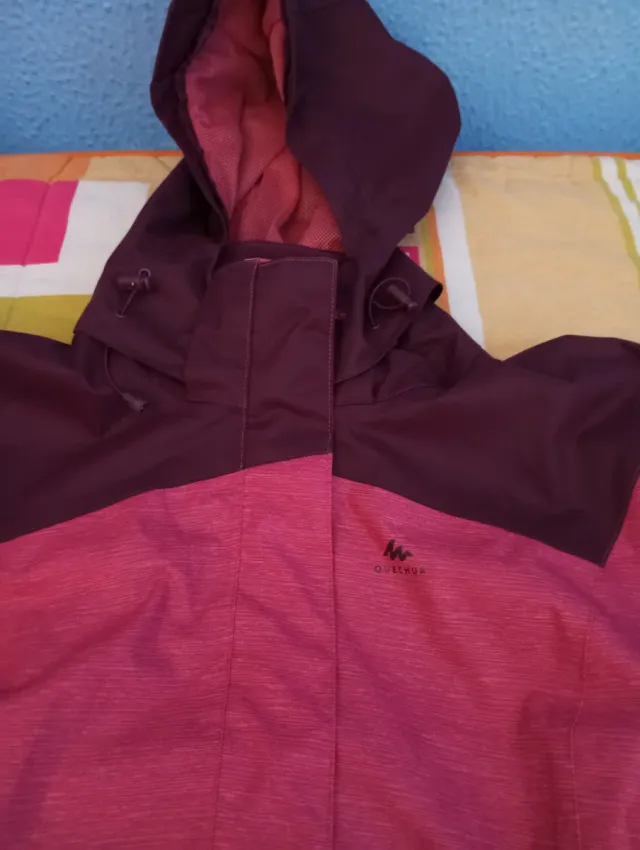 Chaqueta cortavientos morada y rosa
