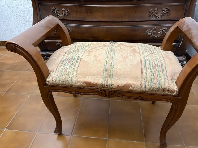Banqueta de madera tapizada beige y marrón