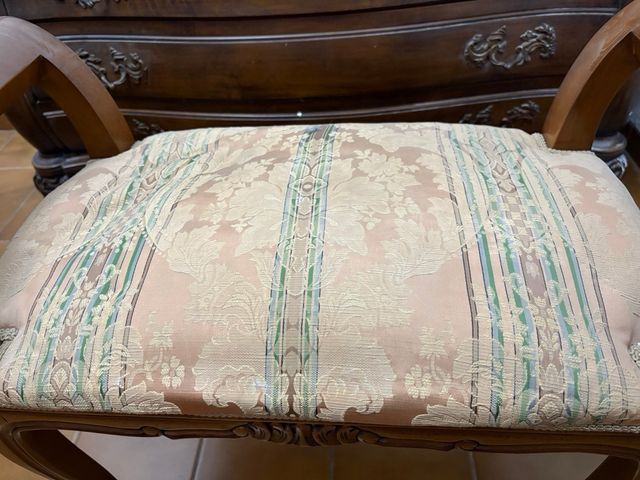 Banqueta de madera tapizada beige y marrón