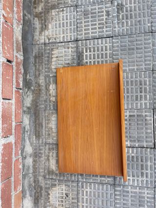 Mesilla y estantería de madera