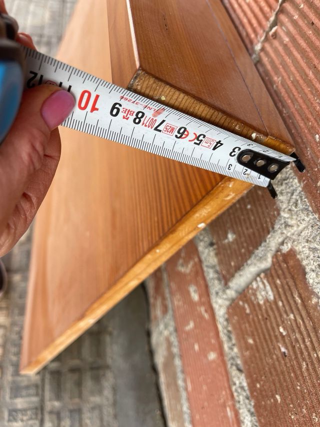 Mesilla y estantería de madera