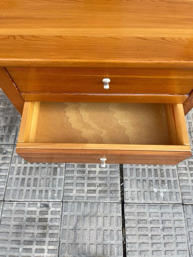 Mesilla y estantería de madera