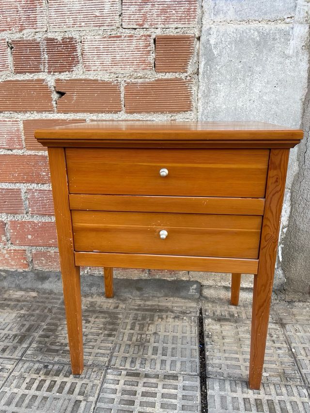 Mesilla y estantería de madera