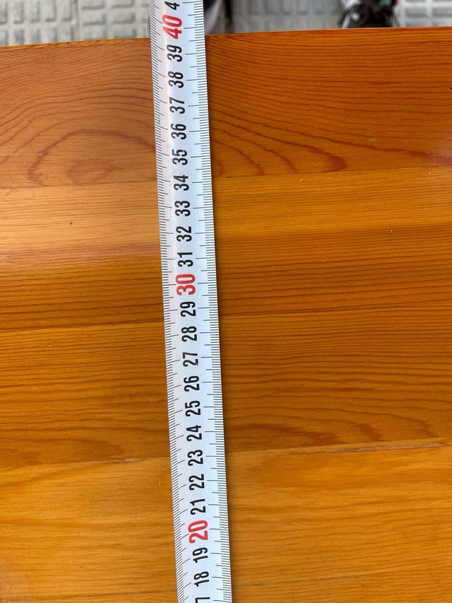 Mesilla y estantería de madera