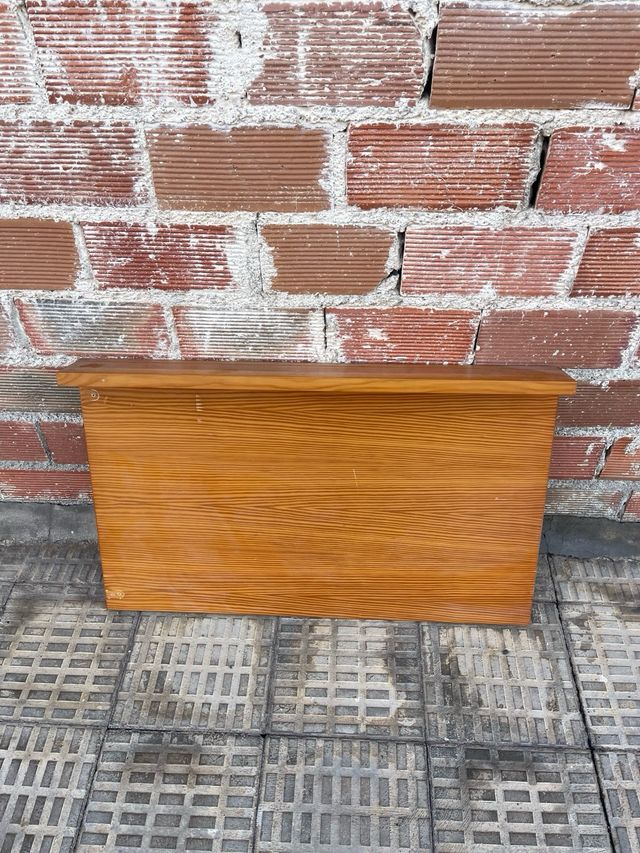 Mesilla y estantería de madera