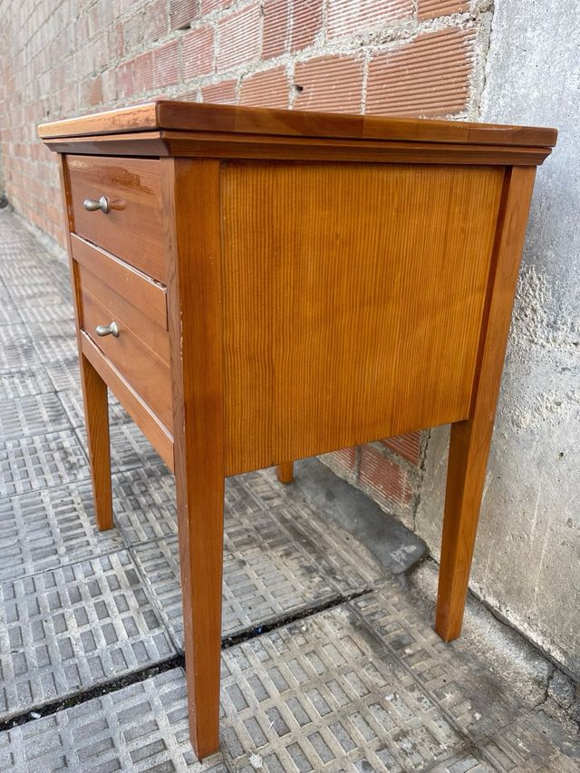 Mesilla y estantería de madera