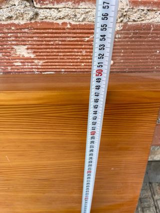 Mesilla y estantería de madera