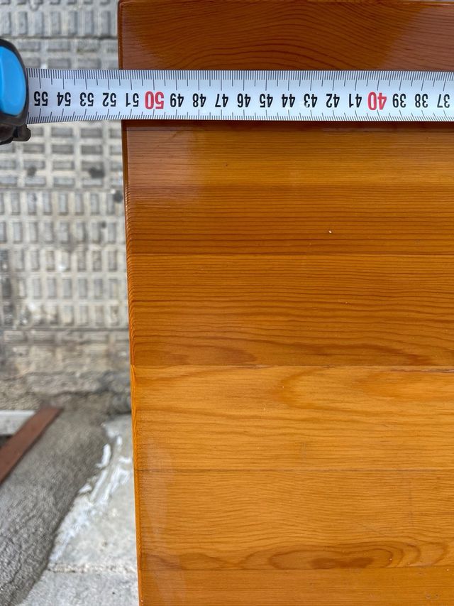 Mesilla y estantería de madera