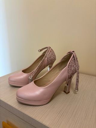 Tacones rosas talla 40 con detalles plateados