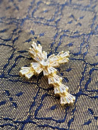 Cruz de oro con cristales