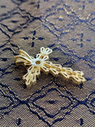 Cruz de oro con cristales