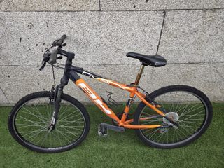 Bicicleta BH DDP negra y naranja