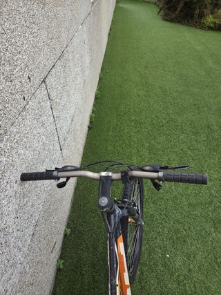 Bicicleta BH DDP negra y naranja