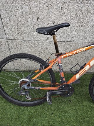 Bicicleta BH DDP negra y naranja