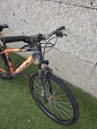 Bicicleta BH DDP negra y naranja