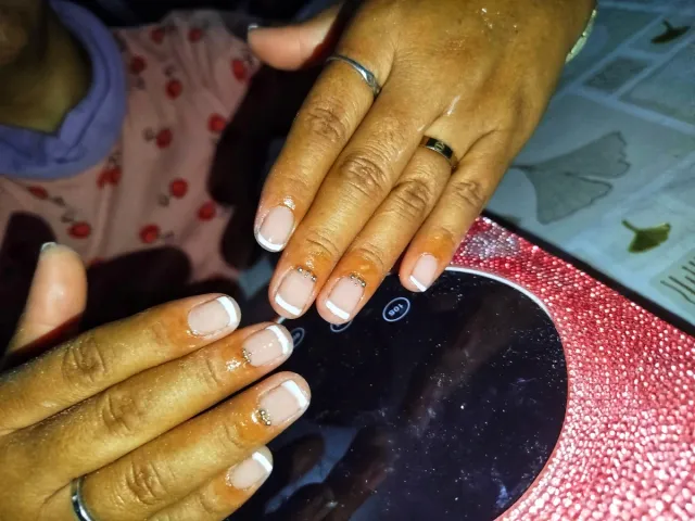 Hago servicios de manicura y pedicura,