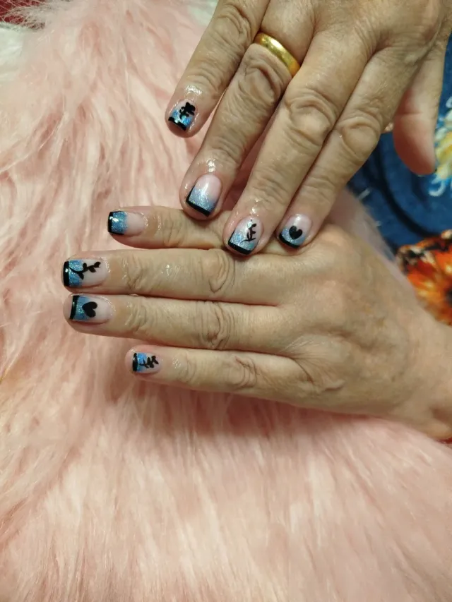 Hago servicios de manicura y pedicura,