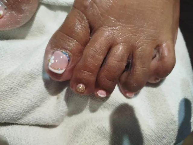 Hago servicios de manicura y pedicura,