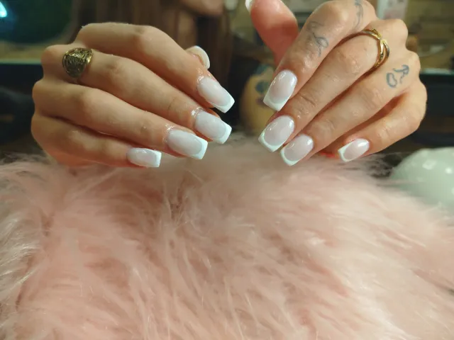 Hago servicios de manicura y pedicura,