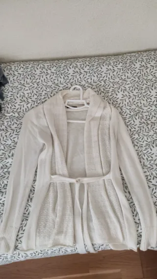 Chaqueta larga de lana beige con cinturón.