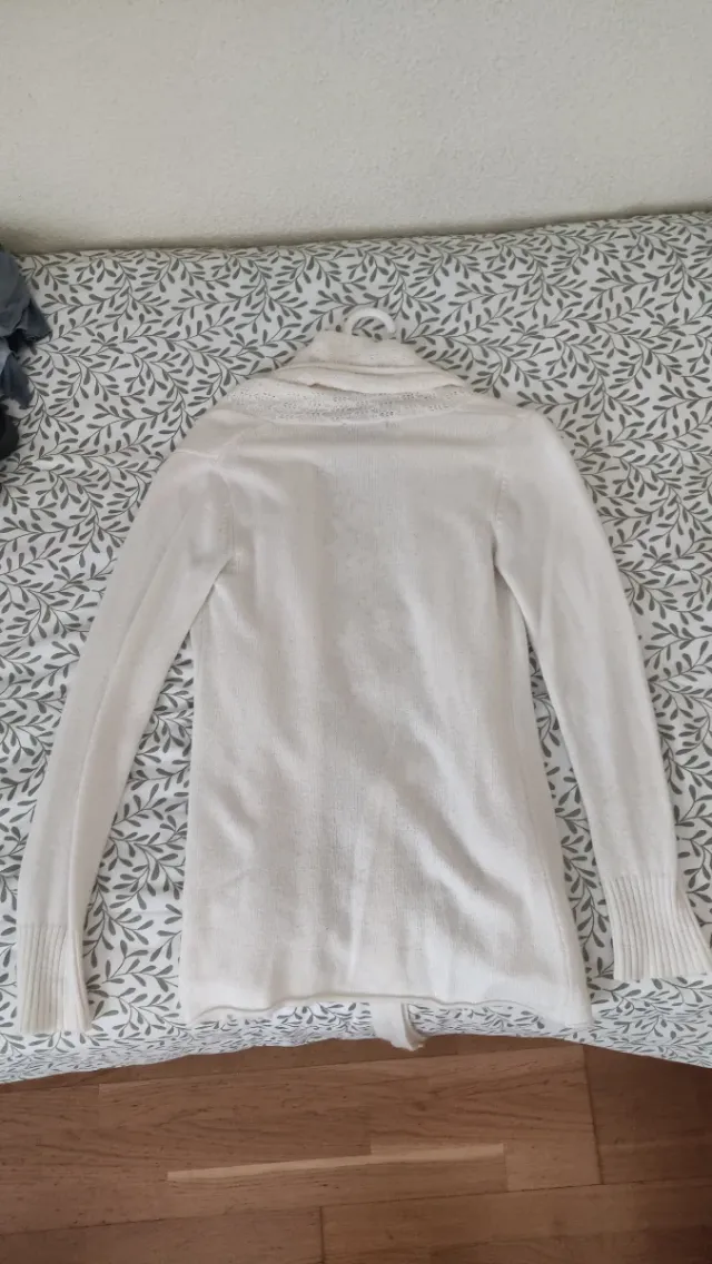 Chaqueta larga de lana beige con cinturón.