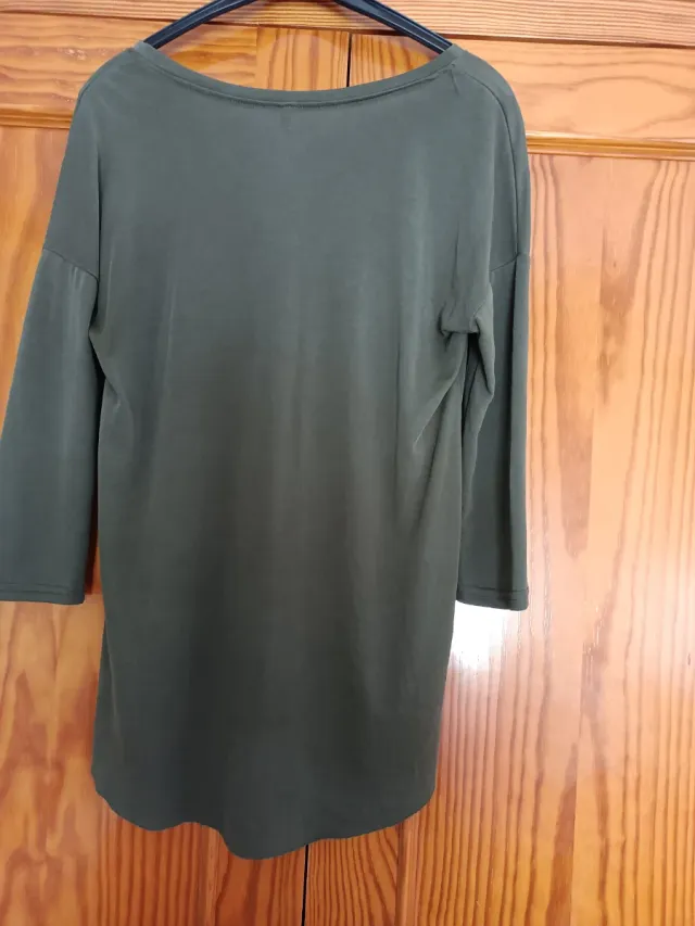 Camiseta verde con escote cruzado