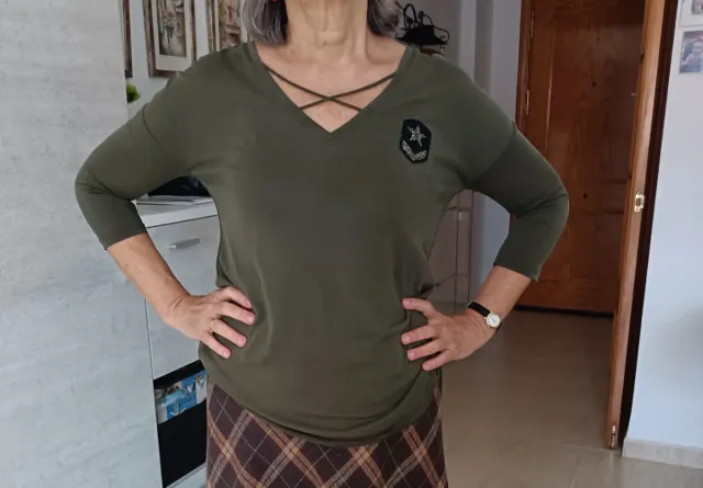 Camiseta verde con escote cruzado