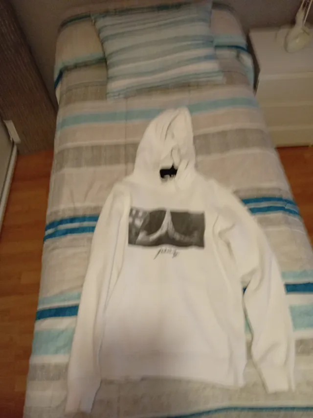 Sudadera blanca con estampado manos rezando