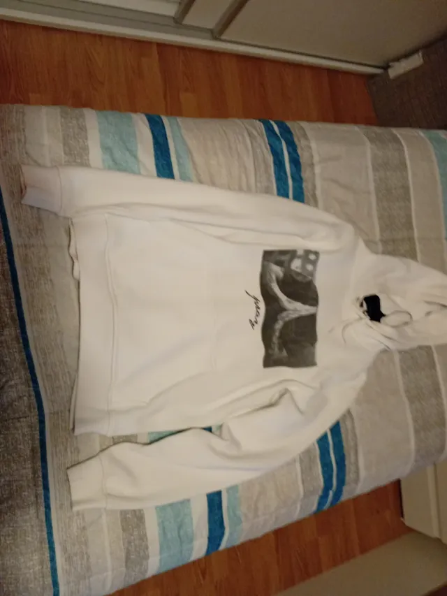 Sudadera blanca con estampado manos rezando
