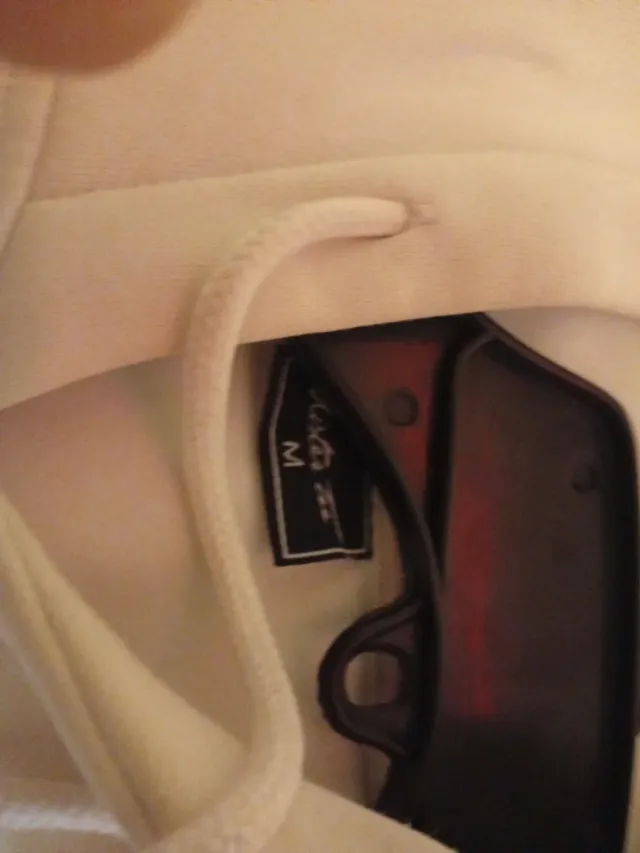 Sudadera blanca con estampado manos rezando