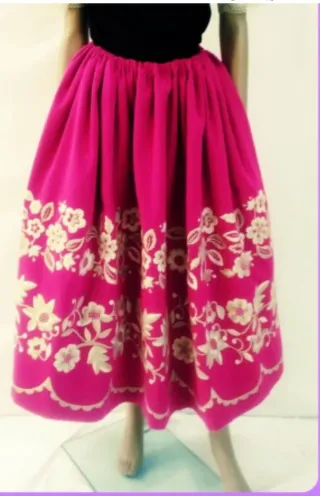 Se bordan a manos Faldas, blusas y vestidos