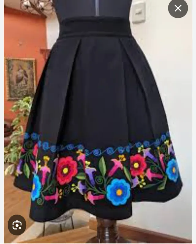 Se bordan a manos Faldas, blusas y vestidos
